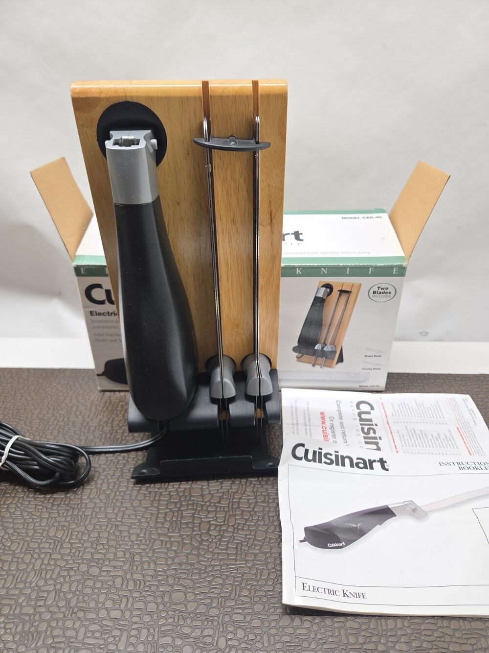 Cuisinart Electric Knife & Stand; 2 Sets (meat & bread) Blades